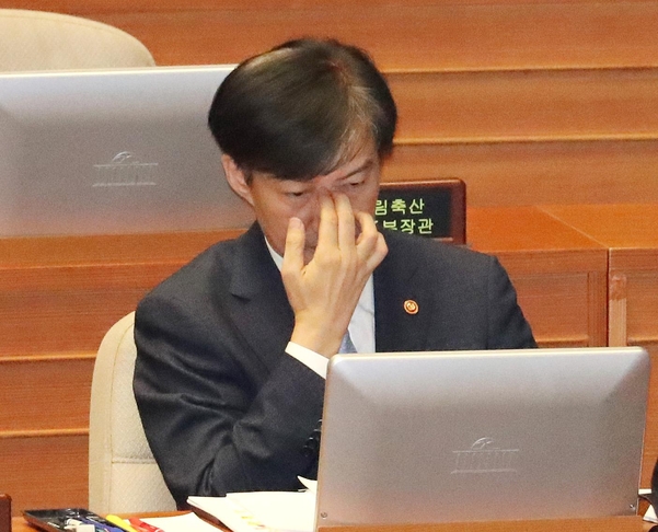 조국 법무장관이 1일 국회 대정부질문에 출석해 피곤한 모습을 보이고 있다. /연합뉴스