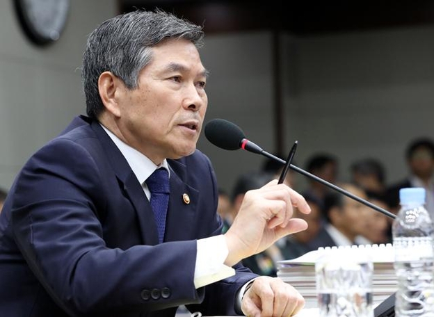 정경두 국방부 장관이 지난 2일 서울 용산구 국방부에서 열린 국회 국방위원회 국방부 국정감사에서 질의에 답하고 있다. /뉴시스