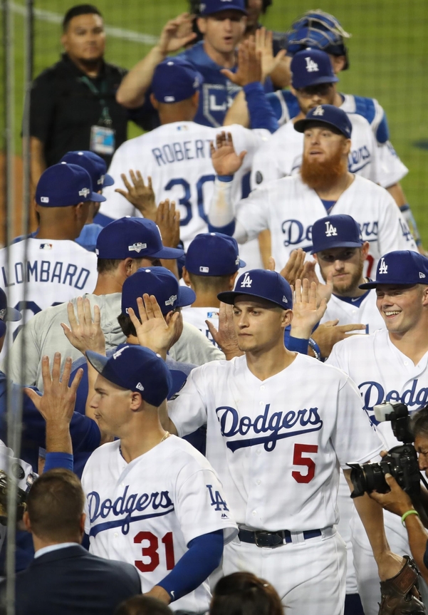 3일(현지 시각) 오후 로스앤젤레스 다저스타디움에서 열린 미국프로야구 메이저리그(MLB) 내셔널리그 디비전시리즈 LA 다저스와 워싱턴 내셔널스의 경기. 6-0으로 승리한 다저스 선수들이 기뻐하고 있다. /연합뉴스