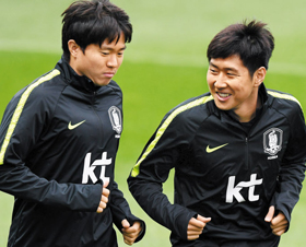 “형 반가워요” - 7일 파주 NFC에서 권창훈(왼쪽)과 이강인이 함께 달리고 있다. /스포츠조선 정재근 기자