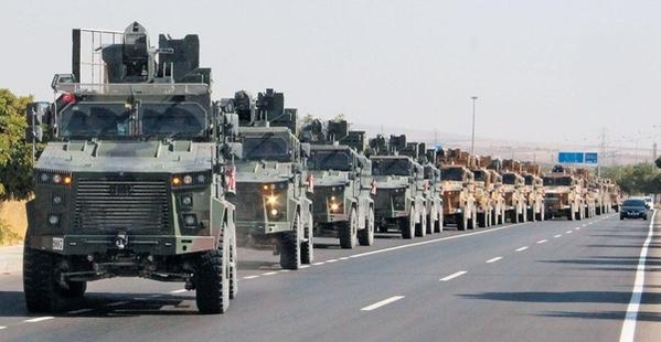 터키군 장갑차량 수십대가 9일 터키 남부 킬리스에서 시리아 북부 국경 방향으로 이동하고 있다. /로이터 연합뉴스