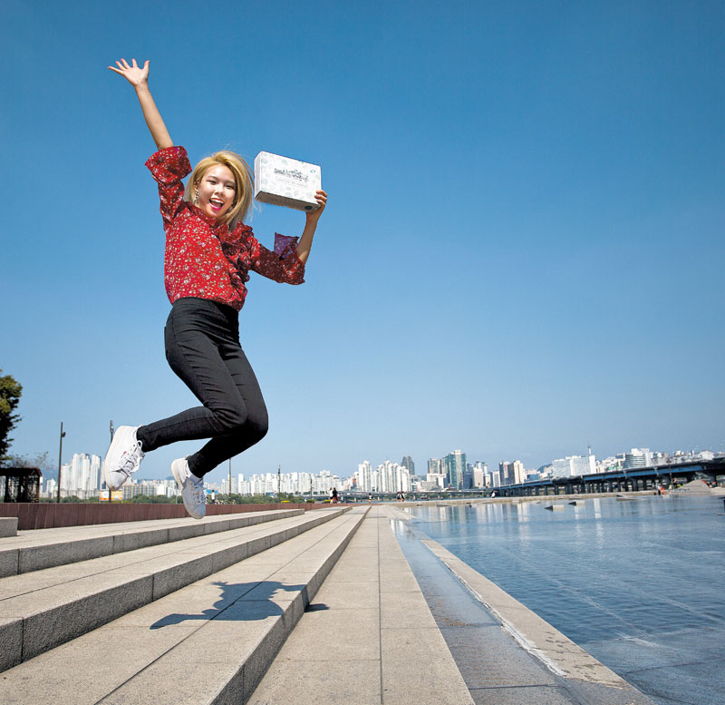 "마천루 가득한 도심에 이런 공원이 있다니요. 여기 와서 진정한 자유를 느꼈어요." 서울 여의도 한강공원에서 '인스파이어 미 코리아' 다이애나 챈 대표가 활짝 웃었다. 스물여섯 인생에서 가장 중요한 공간이라고 했다. / 이경호 영상미디어 기자