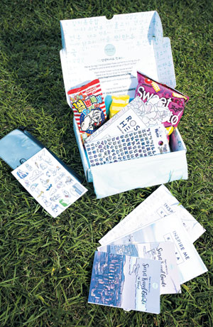 매달 주제에 맞춰 배달해주는 한국 문화 큐레이션 상자 '인스파이어 미 코리아'. 과자, 화장품, 문구류 등과 얇은 월간 잡지가 들어가 있다. / 이경호 영상미디어 기자