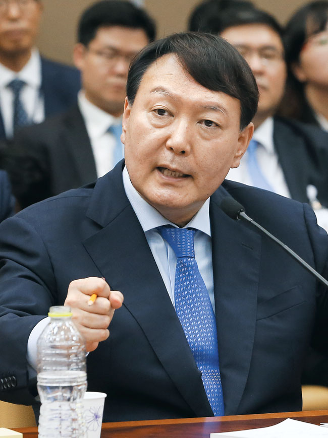 국감 나온 윤석열 "최대한 신속하게 조국 수사" - 17일 서울 서초구 대검찰청에서 열린 대검찰청 국정감사에 출석한 윤석열 검찰총장이 의원 질의에 대답하고 있다. 윤 총장은 이날 조국 전 법무부 장관 수사에 대해 "절차에 따라 할 수 있는 한 최대한 신속하고 정확하게 하겠다"고 말했다. /고운호 기자