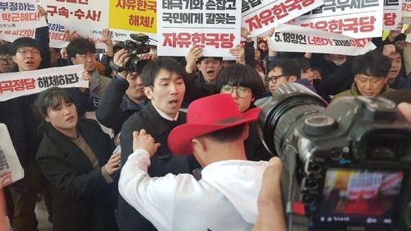 지난 2월 경기 고양시 일산 킨텍스에서 열린 자유한국당 전당대회 행사장 앞에서 기습시위대와 한국당 지지자들이 몸싸움을 벌이고 있다. /권오은 기자