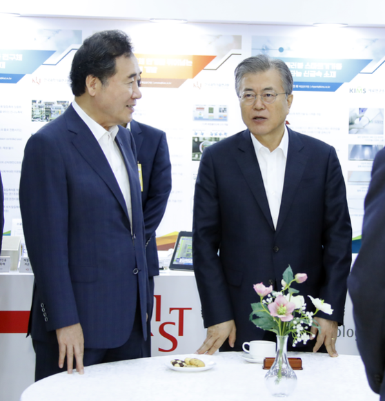 문재인 대통령과 이낙연 국무총리가 지난달 10일 오전 서울 성북구 한국과학기술연구원(KIST)에서 열린 현장 국무회의에 앞서 대화를 나누고 있다./연합뉴스