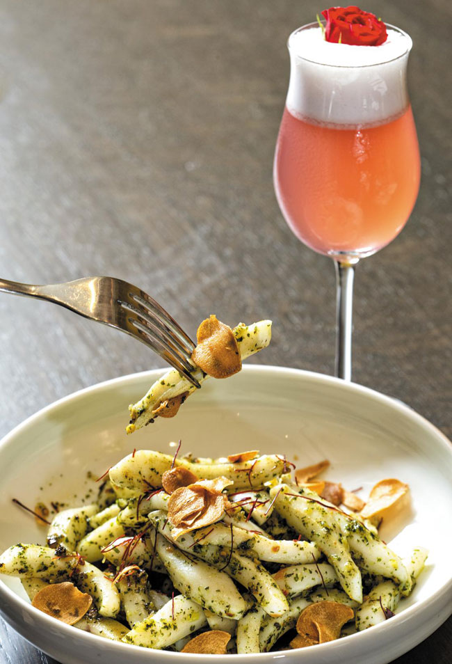 전통 증류 소주에 레몬주스·홍초를 섞고 계란 흰자를 더한 칵테일은 마늘·고추 기름으로 볶아낸 오징어와 잘 어울린다. 맵고 칼칼해 스트레스 날리기 좋다. /이신영 영상미디어 기자