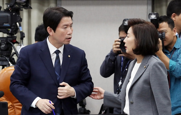 더불어민주당 이인영(왼쪽) 원내대표와 자유한국당 나경원 원내대표가 1일 국회에서 열린 운영위원회의 국정감사에서 대화하고 있다./뉴시스