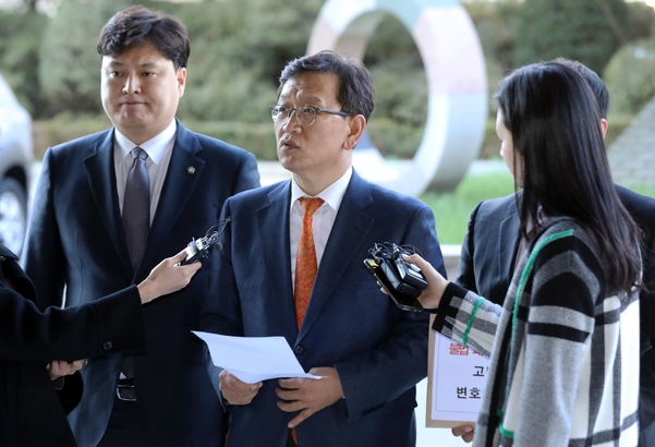 석동현(가운데) 변호사를 비롯한 자유한국당 측 '패스트트랙(신속 처리 안건)' 충돌 관련 변호인단이 4일 오후 서울 양천구 서울남부지방검찰청 종합민원실로 향하며 취재진 질문에 답하고 있다./뉴시스