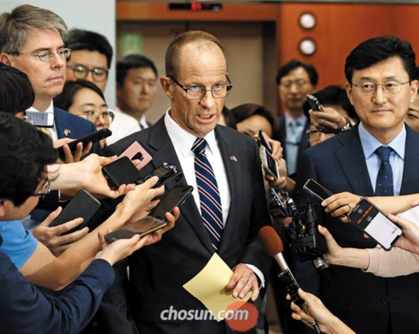 데이비드 스틸웰(가운데) 신임 미 국무부 동아시아태평양 차관보가 지난 7월 17일 서울 종로구 도렴동 외교부 청사에서 강경화 외교부 장관 등 정부 당국자들과 만난 뒤 윤순구(오른쪽) 외교부 차관보와 함께 취재진의 질문에 답하고 있다./박상훈 기자