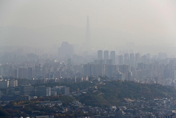 전국 곳곳에 미세먼지가 농도가 '나쁨' 수준을 보인 지난 1일 오후 송파구 일대가 뿌연 먼지로 뒤덮여 있다. /연합뉴스