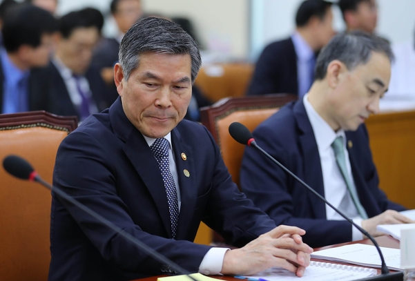 정경두(왼쪽) 국방장관이 지난 7일 국회 국방위원회 전체회의에서 잠시 고개를 돌리고 있다. /뉴시스