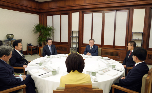 문재인 대통령이 10일 오후 청와대 관저에서 여야 5당 대표를 초청해 만찬을 함께하고 있다. (왼쪽부터 시계방향으로) 노영민 대통령 비서실장, 바른미래당 손학규 대표, 더불어민주당 이해찬 대표, 문 대통령, 자유한국당 황교안 대표, 민주평화당 정동영 대표, 정의당 심상정 대표. /청와대 제공