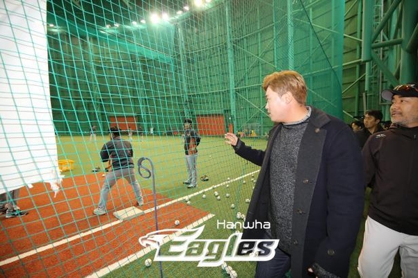 충남 서산구장을 둘러보는 류현진. /한화이글스 제공