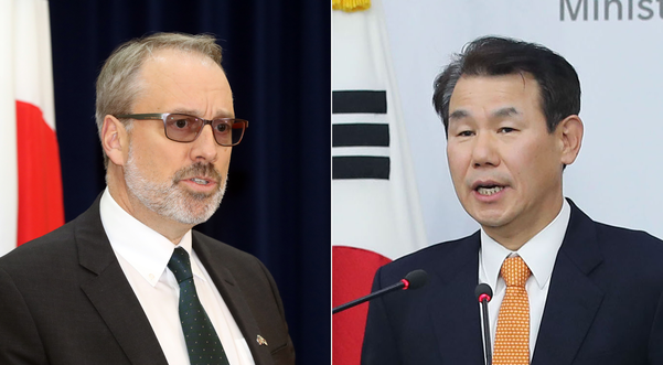 한국과 미국은 19일 내년도 주한미군의 방위비 분담금을 결정하는 제11차 한·미 방위비 분담금 특별협정(SMA) 제3차 회의를 열었으나 입장차를 좁히지 못하고 회의를 조기 종료했다. 사진은 이날 회의 종료 뒤 미국대사관에서 관련 브리핑을 하는 제임스 드하트 미국 측 수석대표 (왼쪽 사진)와 외교부에서 브리핑하는 정은보 한국 측 협상 수석대표./연합뉴스