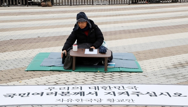 자유한국당 황교안 대표가 단식 이틀째인 21일 오전 청와대 분수대 앞에서 농성하고 있다./뉴시스