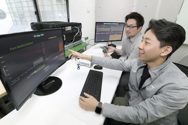 KT SAT, KT융합기술원의 5G 분야 연구원들이 KT연구개발센터에서 위성 5G 시험 결과를 확인하고 있다. /KT 제공