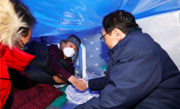 더불어민주당 이해찬 대표가 25일 서울 종로구 청와대 분수대 앞에서 엿새째 단식 중인 자유한국당 황교안 대표를 찾아 악수하고 있다./연합뉴스