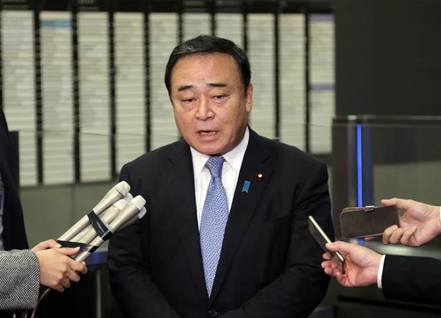 가지야마 히로시 일본 경제산업상이 지난 22일 오후 경제산업성에서 한·일 정책대화 재개와 관련한 기자들의 질문에 답하고 있다. /연합뉴스