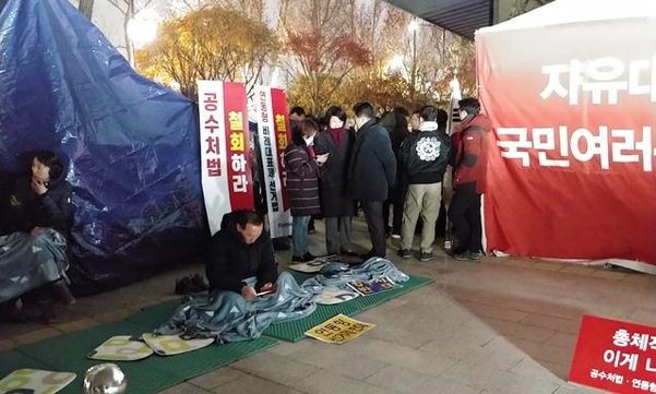 황교안 자유한국당 대표의 단식 7일째를 맞은 26일 밤, 한국당 김석기 의원이 황 대표가 단식 농성 중인 텐트 옆에 앉아 있다. /손덕호 기자