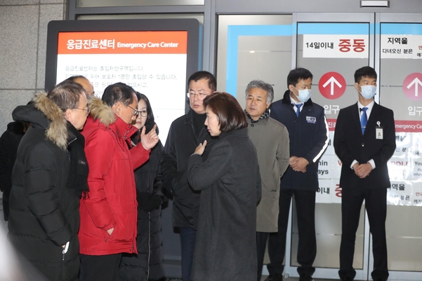 청와대 앞에서 8일째 단식하던 자유한국당 황교안 대표가 서울 신촌 연세대학교 세브란스 병원 응급실로 이송된 27일 응급실 앞에 나경원 원내대표를 비롯한 의원들과 당직자들이 대기하고 있다/연합뉴스