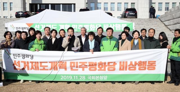 민주평화당 정동영 대표가 28일 국회 본관 앞에 농성을 위한 천막을 치고 발언하고 있다. /연합뉴스