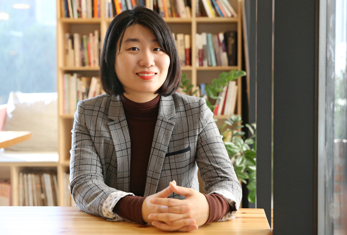 정세랑 작가는 “인간의 내면보다는 개인과 사회의 관계에 더 관심이 많다”면서 “사회 문제를 개인이 해결해 버리는 이야기는 쓰고 싶지 않다”고 했다. /남강호 기자