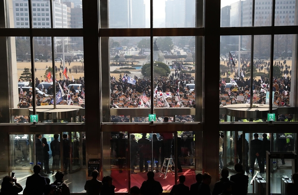 16일 오전 서울 여의도 국회 본관 앞 계단에서 열린 '공수처·선거법 날치기 저지 규탄대회' 참가자들이 본관 진입을 시도하고 있다./연합뉴스