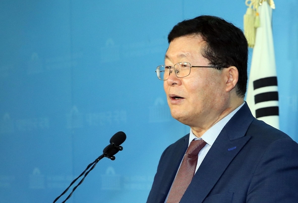 더불어민주당 검찰공정수사촉구특별위원장인 설훈 의원이 16일 국회 정론관에서 민주당 검찰특위 회의 결과에 대해 브리핑하고 있다/연합뉴스