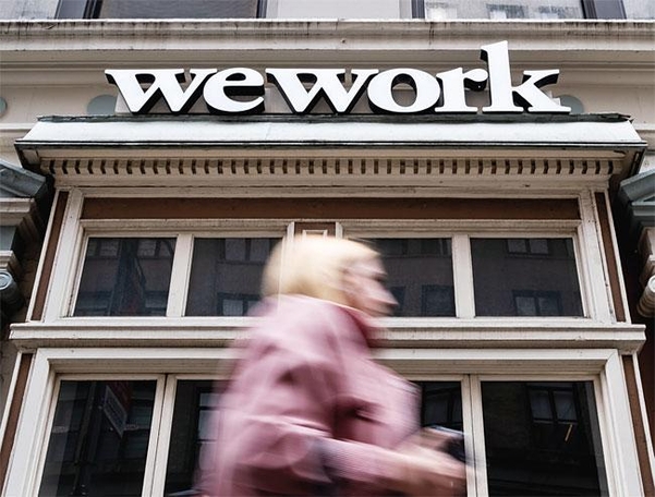 미국 뉴욕의 공유사무실 위워크 앞을 한 시민이 지나가고 있다. /연합뉴스