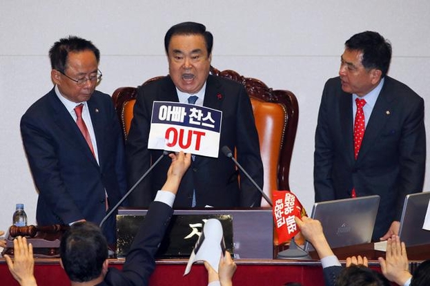 문희상 국회의장이 23일 오후 국회 본회의에서 자유한국당 의원들이 항의하는 가운데 안건 순서를 바꾸어 공직선거법을 상정하고 있다. /연합뉴스