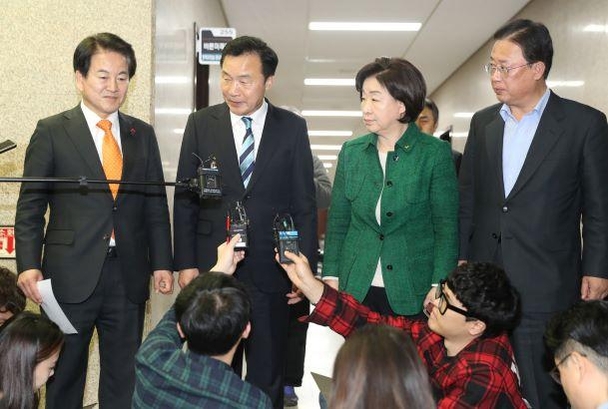 민주평화당 정동영(왼쪽부터) 대표, 바른미래당 손학규 대표, 정의당 심상정 대표, 대안신당 유성엽 창당준비위원장이 23일 국회에서 선거법·공수처법 등에 합의했다고 발표하고 있다. /연합뉴스