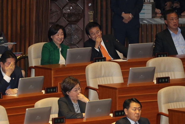 심상정(뒷줄 왼쪽) 정의당 대표와 민주평화당 정동영 대표가 23일 국회 본회의장에서 한국당 의원들의 항의 상황을 지켜보고 있다. /연합뉴스