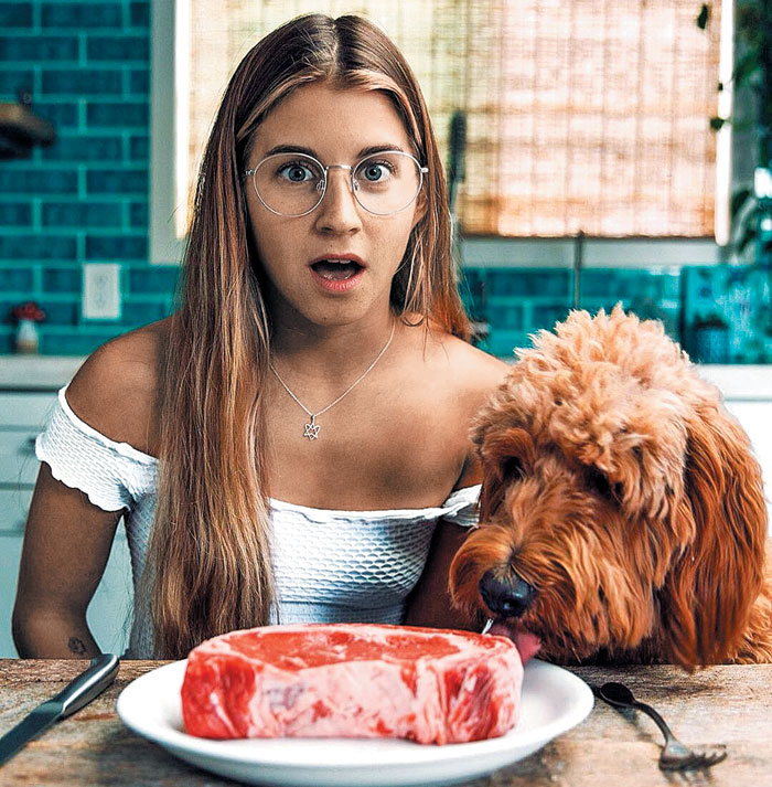 붉은 고기만 먹는 다이어트를 펼쳐 찬반 논란을 일으킨 미국 유명 채식주의자 앨리스 파커. /앨리스 파커 인스타그램