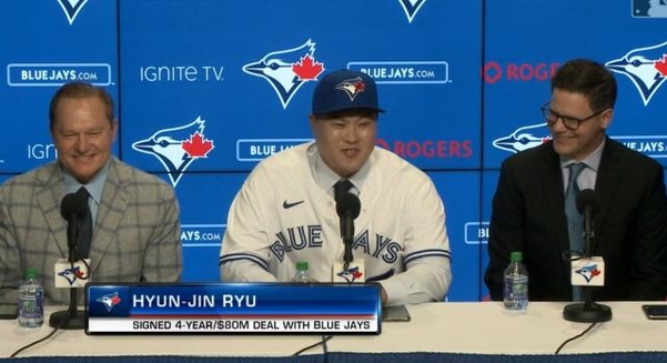 류현진(가운데)이 27일 홈구장 로저스센터에서 가진 토론토 블루제이스 공식 입단식에서 소감을 전하고 있다. 왼쪽은 류현진의 에이전트인 스콧 보라스, 오른쪽은 로스 앳킨스 토론토 단장/토론토 블루제이스 홈페이지