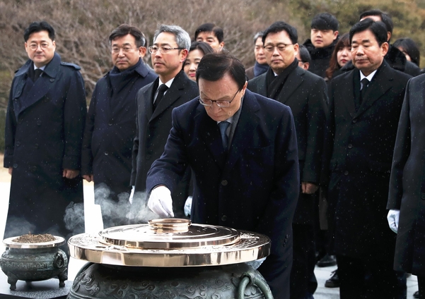 더불어민주당 이해찬(가운데) 대표가 1일 오전 서울 동작구 국립서울현충원을 찾아 현충탑에서 분향하고 있다./뉴시스