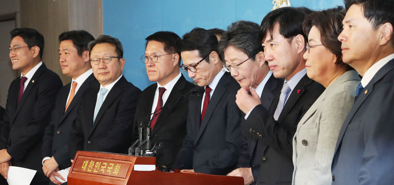 바른미래당 비당권파 의원 8명이 3일 서울 여의도 국회 정론관에서 기자회견을 열고 탈당을 선언하고 있다. /이덕훈 기자