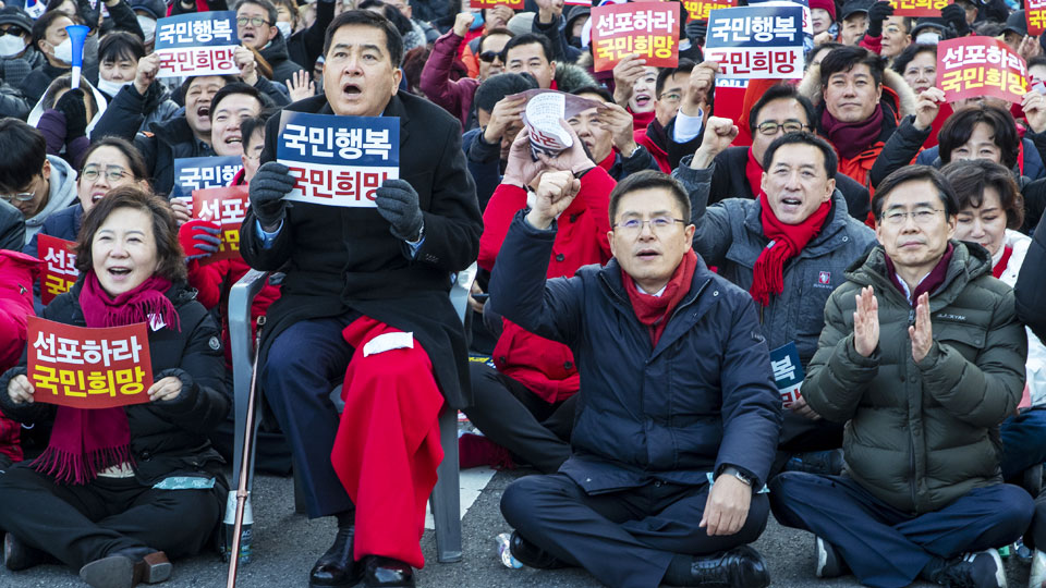 자유한국당 지도부가 3일 서울 광화문 세종문화회관 앞에서 열린 장외 집회에서 구호를 외치고 있다. 앞줄 왼쪽 둘째부터 심재철 원내대표, 황교안 대표, 조경태 의원. /조인원 기자