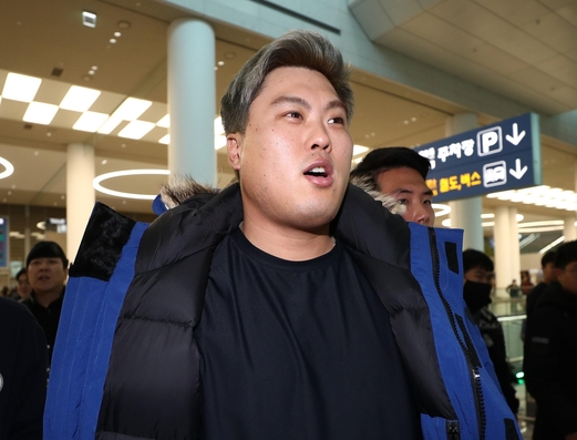 미국 프로야구 토론토 블루제이스로 이적한 류현진이 지난달 30일 오후 인천국제공항 2터미널을 통해 입국한 후 공항을 빠져나오고 있다. /연합뉴스
