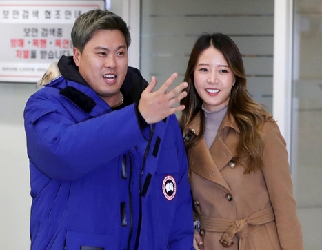 미국 프로야구 토론토 블루제이스로 이적한 류현진과 부인 배지현 씨가 지난달 30일 오후 인천국제공항 2터미널을 통해 입국하고 있다. /연합뉴스