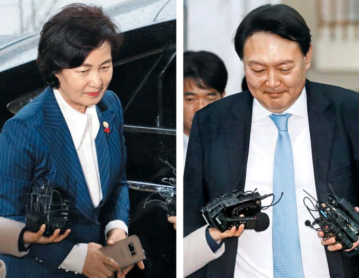 7일 추미애 법무부 장관이 윤석열 검찰총장을 만나기 위해 경기 과천시 법무부 청사에 도착하고 있다. 추 장관은 이날 오후 4시 청사에서 윤 총장을 만나 “검찰 개혁이 잘 정착될 수 있도록 협조해달라”고 말한 것으로 알려졌다. 오른쪽 사진은 이날 오후 4시 40분쯤 회동을 마치고 법무부 청사를 나서는 윤 총장의 모습. /오종찬 기자