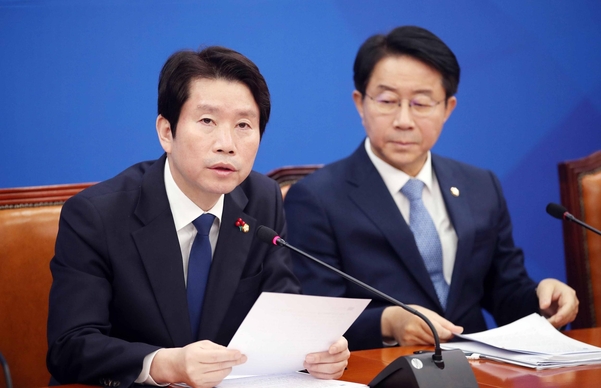 더불어민주당 이인영(왼쪽) 원내대표가 9일 오전 국회에서 열린 정책조정회의에서 발언하고 있다. 오른쪽은 조정식 정책위 의장/연합뉴스