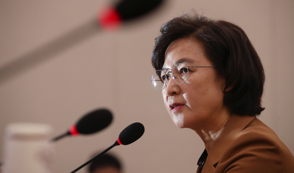 추미애 법무부 장관이 9일 국회에서 열린 법제사법위원회 전체회의에서 의원들 질의에 답하고 있다./연합뉴스