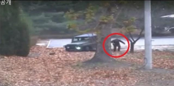 2017년 11월 JSA를 통해 귀순하고 있는 오씨. /유엔사 군사정전위원회