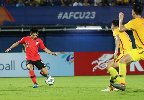 한국 23세 이하 축구 대표팀의 이동준이 후반 48분 극장골을 넣고 있다./연합뉴스