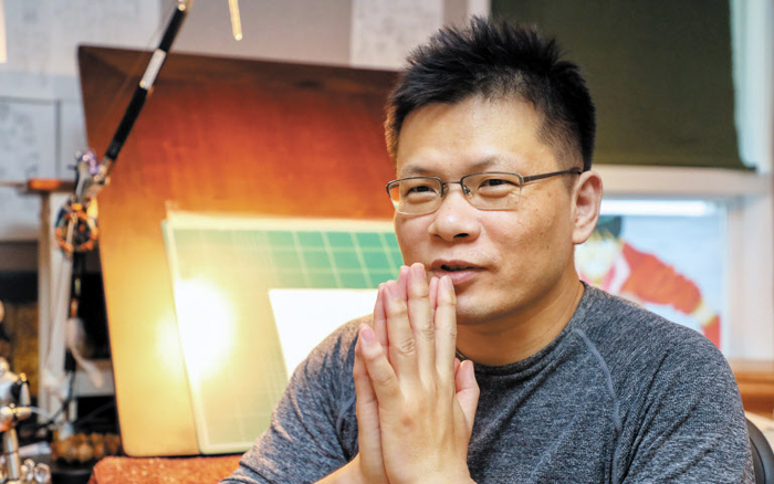 전남 여수 작업실에서 만난 만화가 양영순씨는 “연재 끝나면 편안할 줄 알았는데 여전히 긴장해 있다”고 말했다. /김영근 기자