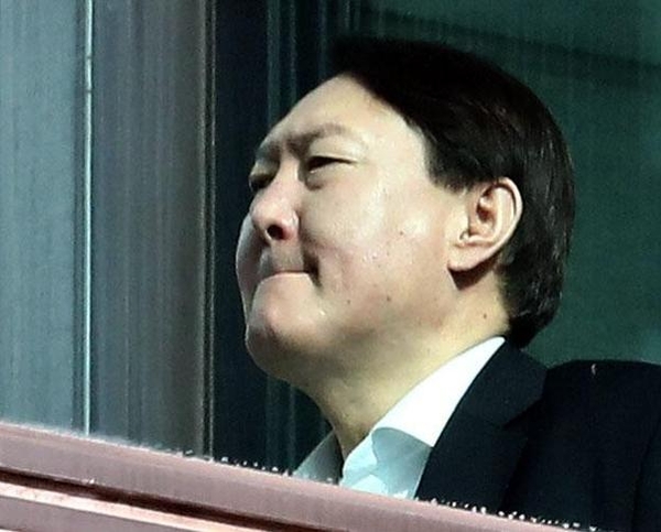 윤석열 검찰총장이 10일 낮 구내식당이 있는 대검찰청 별관으로 이동하고 있다./뉴시스