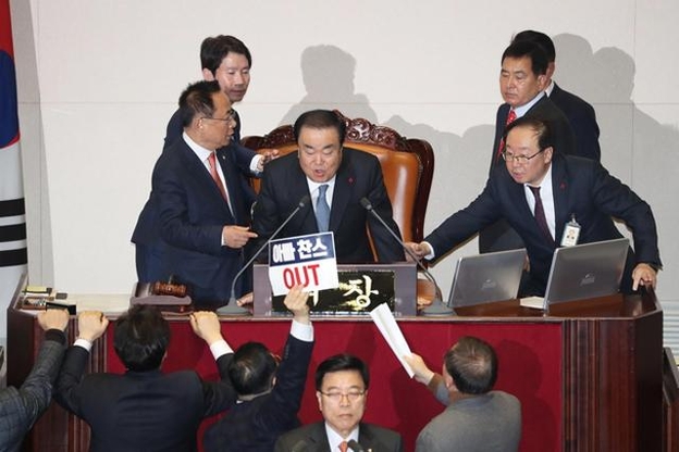 지난해 23일 오후 국회 본회의장에서 자유한국당 의원들이 문희상 국회의장의 의사 진행에 항의하고 있다. /뉴시스