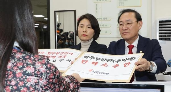 자유한국당 정유섭 의원(오른쪽)과 전희경 의원이 10일 국회 의안과에 추미애 법무부 장관 탄핵소추안과 청와대·법무부장관의 검찰 수사방해 의혹 국정조사요구서를 제출하고 있다./연합뉴스