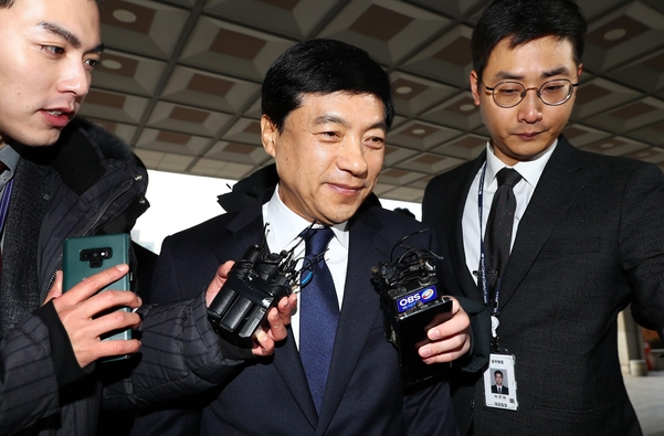 이성윤 신임 서울중앙지검장이 13일 오전 서울 서초구 서울중앙지검으로 출근하며 취재진의 질문을 받고 있다./뉴시스